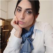 Laureata in lingue e culture straniere impartisce lezioni di italiano per stranieri, e inglese